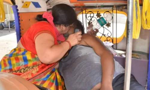 স্বামীকে বাঁচাতে মুখ দিয়ে স্ত্রীর অক্সিজেন দেয়ার চেষ্টা!