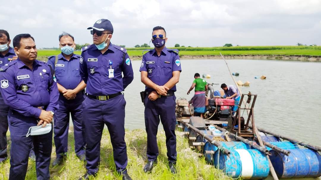 মুরাদনগরে পুলিশের অভিযানে  তিনটি ড্রেজার মেশিন জব্দ