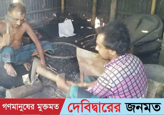 দেবীদ্বারে ঈদকে সামনে রেখে টুং টাং শব্দে বাড়ছে কামারদের কর্ম ব্যস্ততা