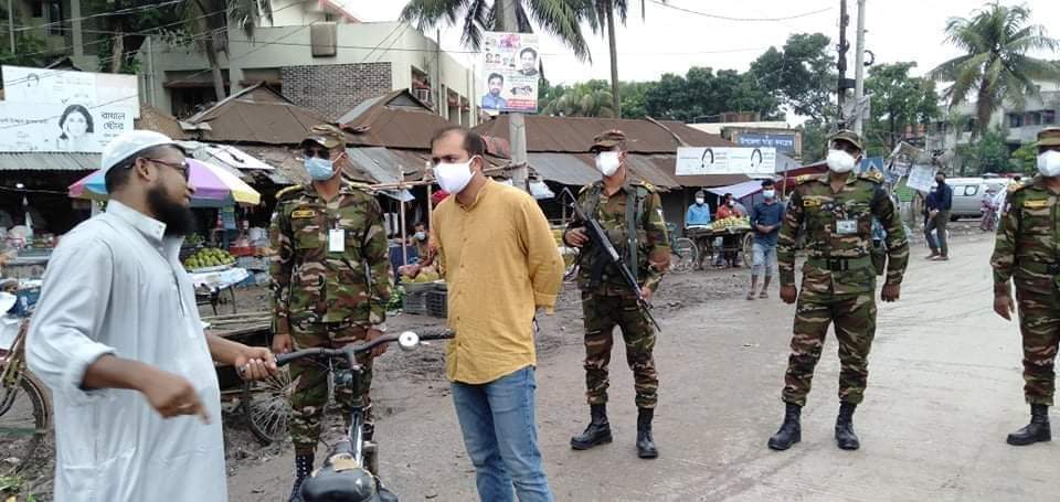 গুড়ি গুড়ি বৃষ্টির মধ্যেও মাঠে কঠোর অবস্থানে প্রশাসনিক কর্মকর্তারা