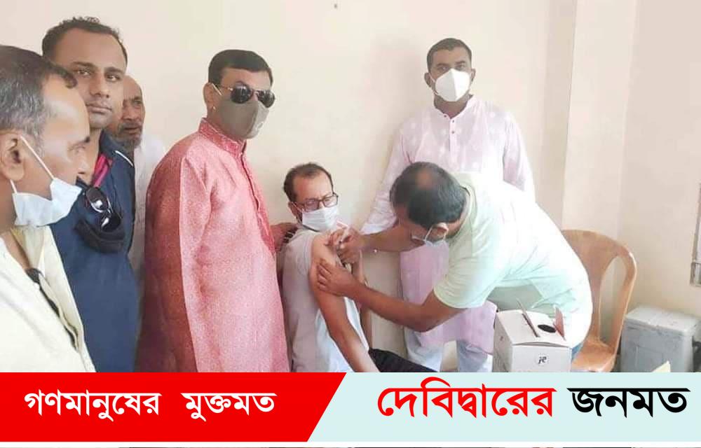 দীর্ঘ লাইনে দাড়িয়ে চৌদ্দগ্রামে গণটিকার দ্বিতীয় ডোজ শুরু