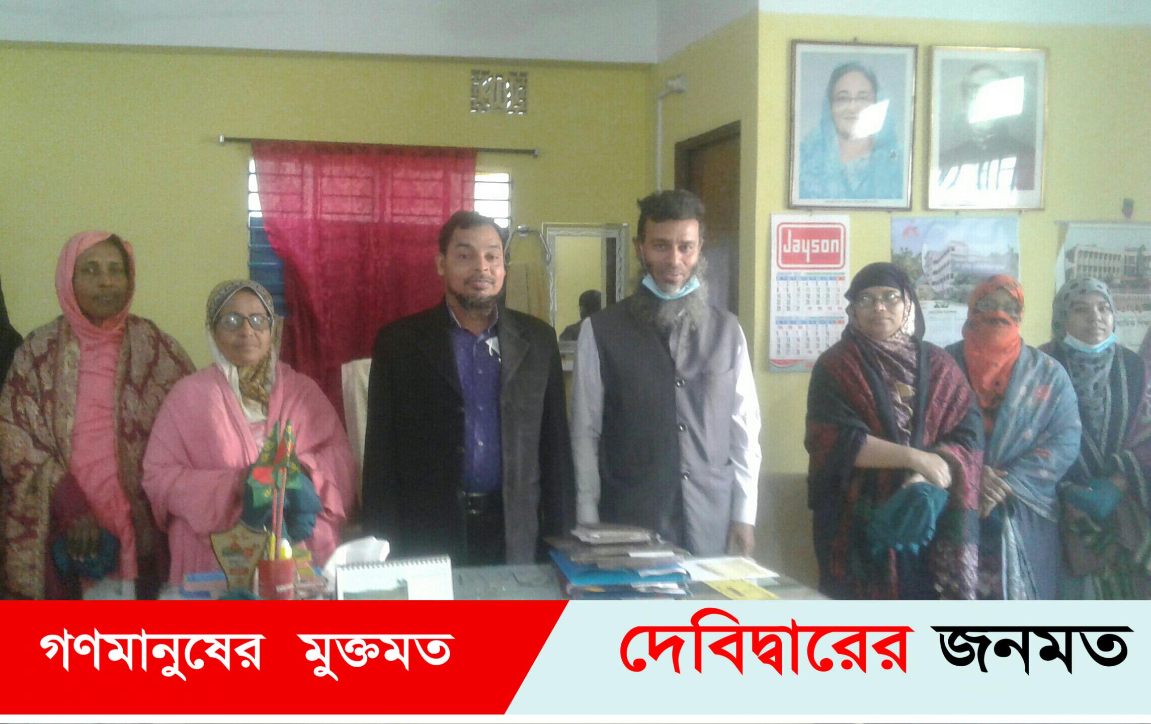 দেবীদ্বার অক্সফোর্ড স্কুল’র বার্ষিক ফলাফল ২৯ ডিসেম্বর সামনে রেখে শিক্ষকদের পোশাক বিতরণ