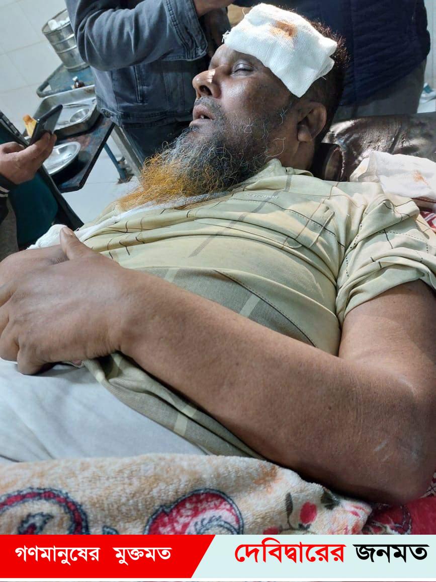 দেবীদ্বারে মামলা তুলে না নেয়ায় আ’লীগ নেতাকে কুপিয়ে জখম ও বাড়িঘর ভাংচুর 