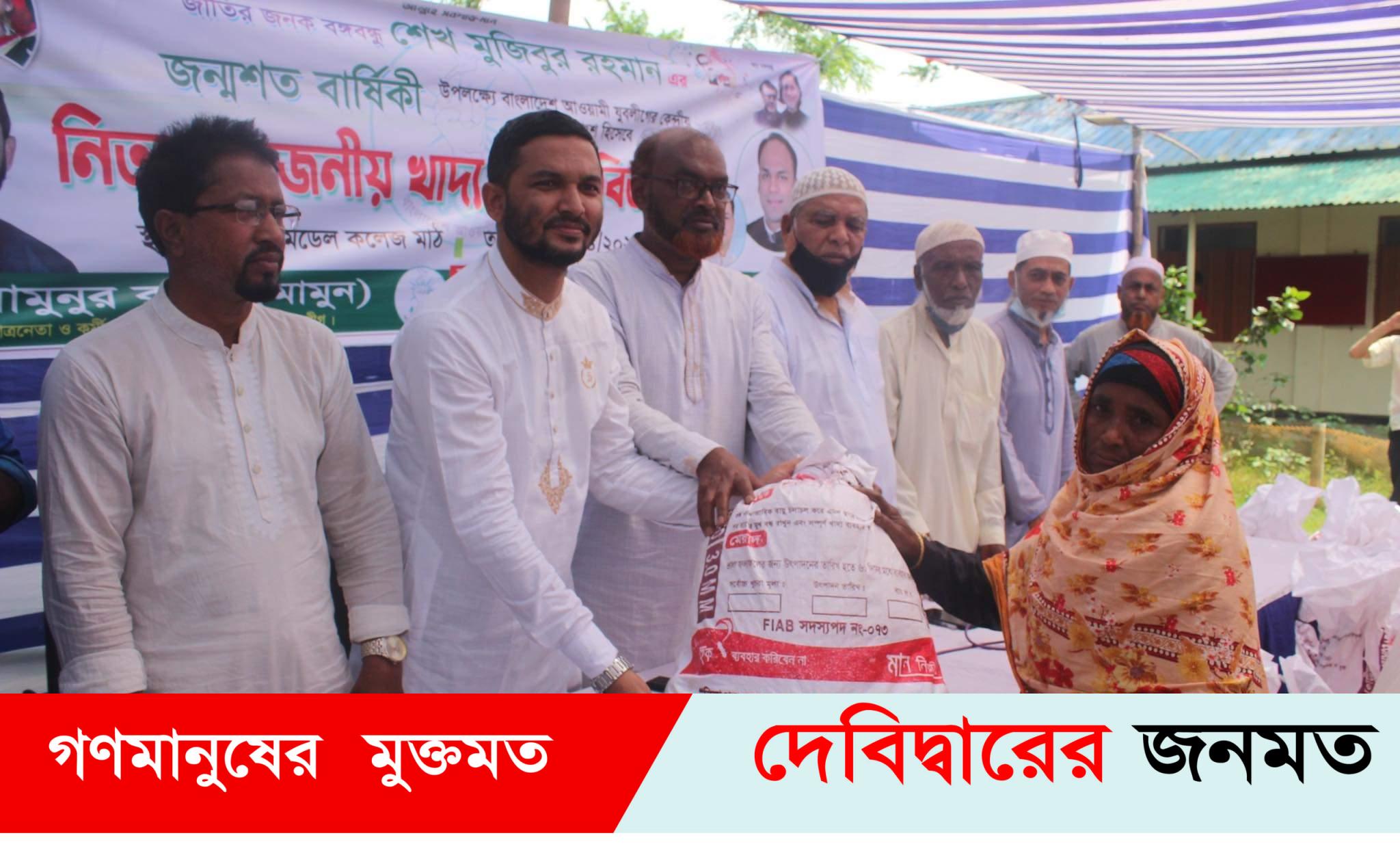 দেবীদ্বারে যুবলীগ নেতার দেয়া দুইশতাধিক পরিবার পেলেন ইফতার সামগ্রী