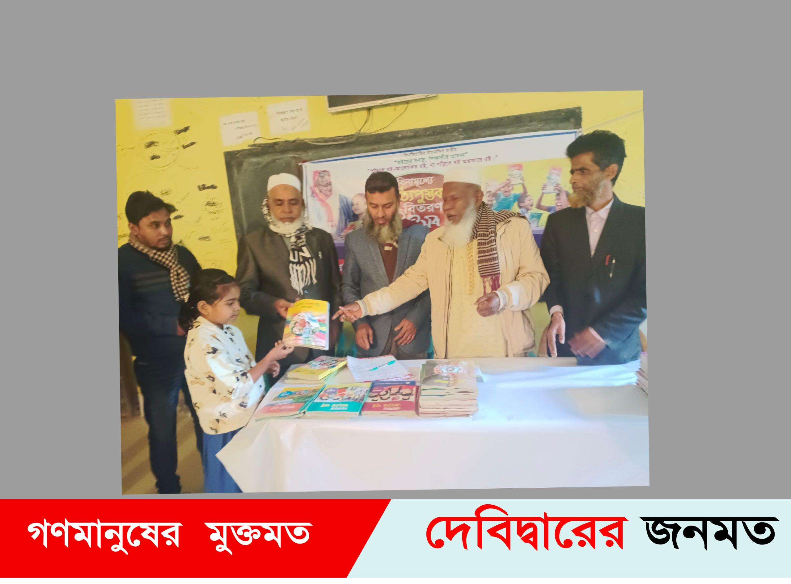 দেবীদ্বার অক্সফোর্ড স্কুলের বই উৎসবে বই বিতরণ
