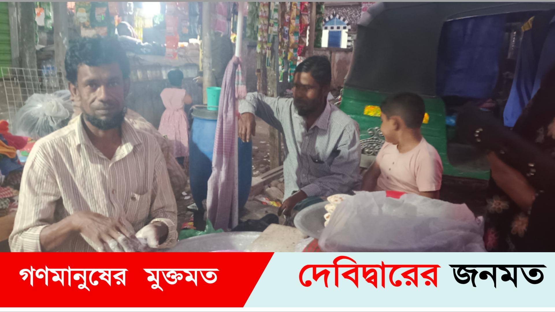 দেবীদ্বারে ফুটপাতে জমছে শীতের পিঠা বিক্রি