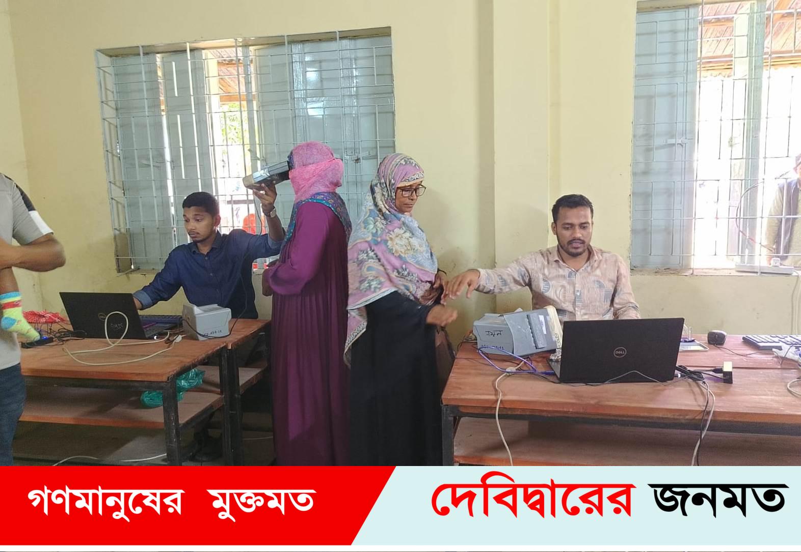 স্মার্ট কার্ড নিতে এসে সোনার চেইন খোয়ালেন দুই গৃহবধূ